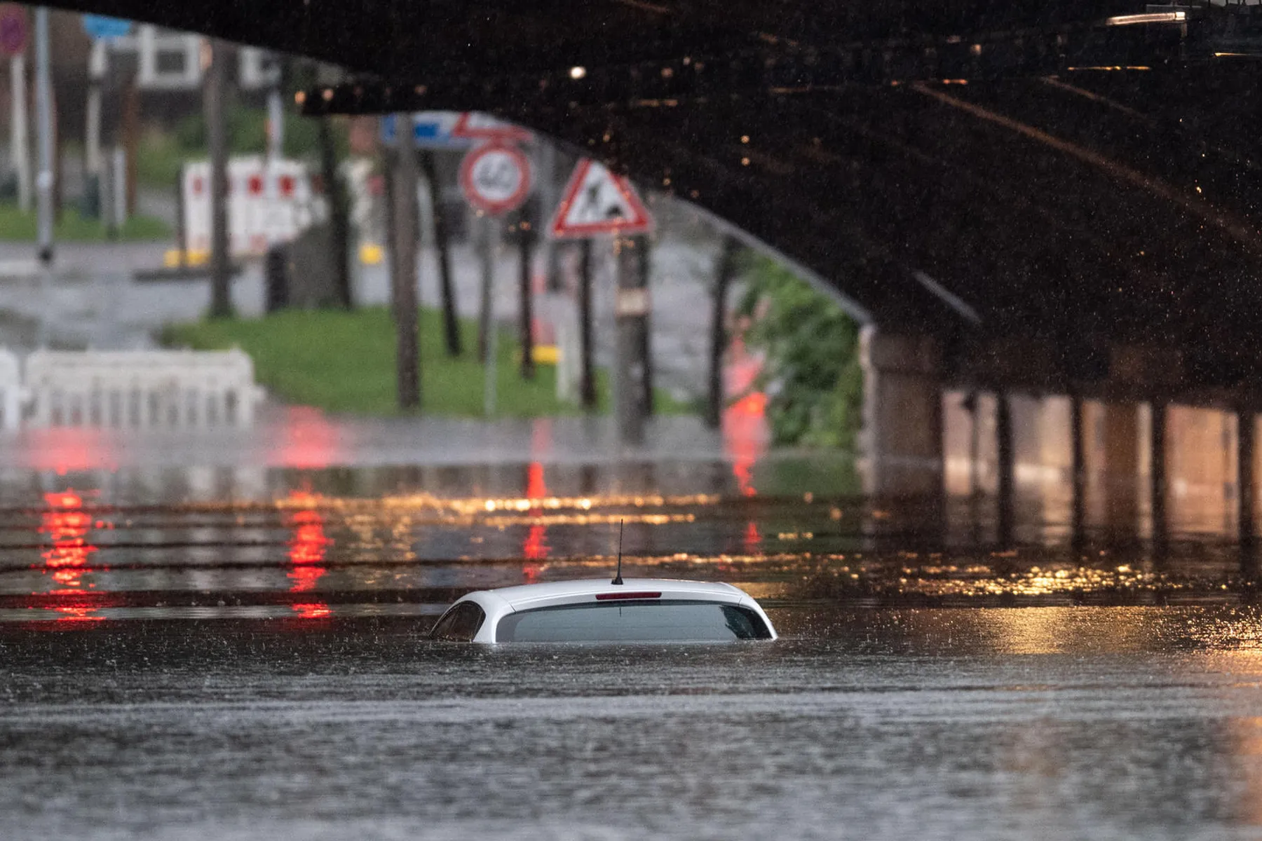 eine-ueberflutete-bahnunterfuehrung-in-koeln-nur-noch-das-dach-dieses-autos-ist-zu-sehen-s