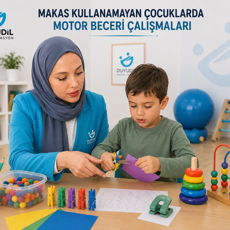 Ergoterapist eşliğinde güvenli çocuk makasıyla çizgi kesme çalışması yapan bir çocuğun ince motor becerilerini ve el-göz koordinasyonunu geliştirdiği eğitim etkinliği.