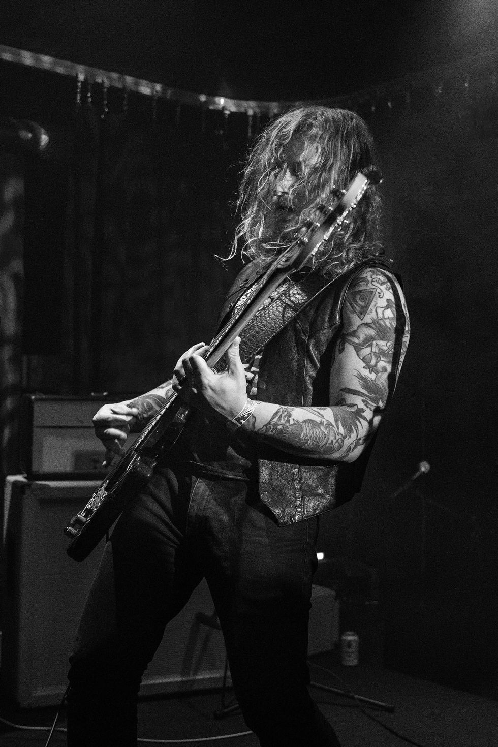 Black & White photo of Duel guitarist live