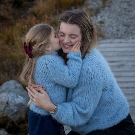 Familiefoto på lokasjon med naturlig lys