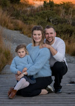 Familiefoto på lokasjon med naturlig lys