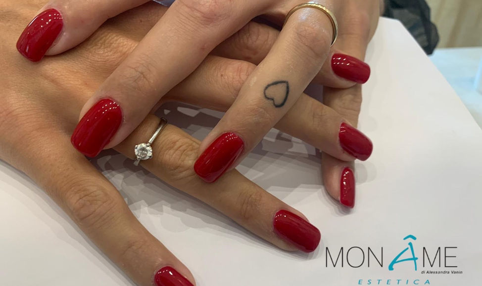 RICOSTRUZIONE UNGHIE MONAME ROMA