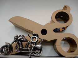 ダンボールの大きなハサミ