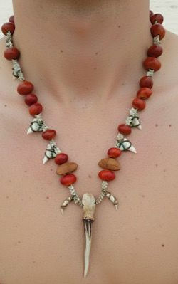 Colar de chifre de veado