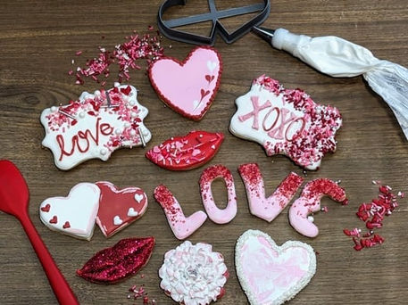 Decorated Valentine's Day cookies: love, xoxo