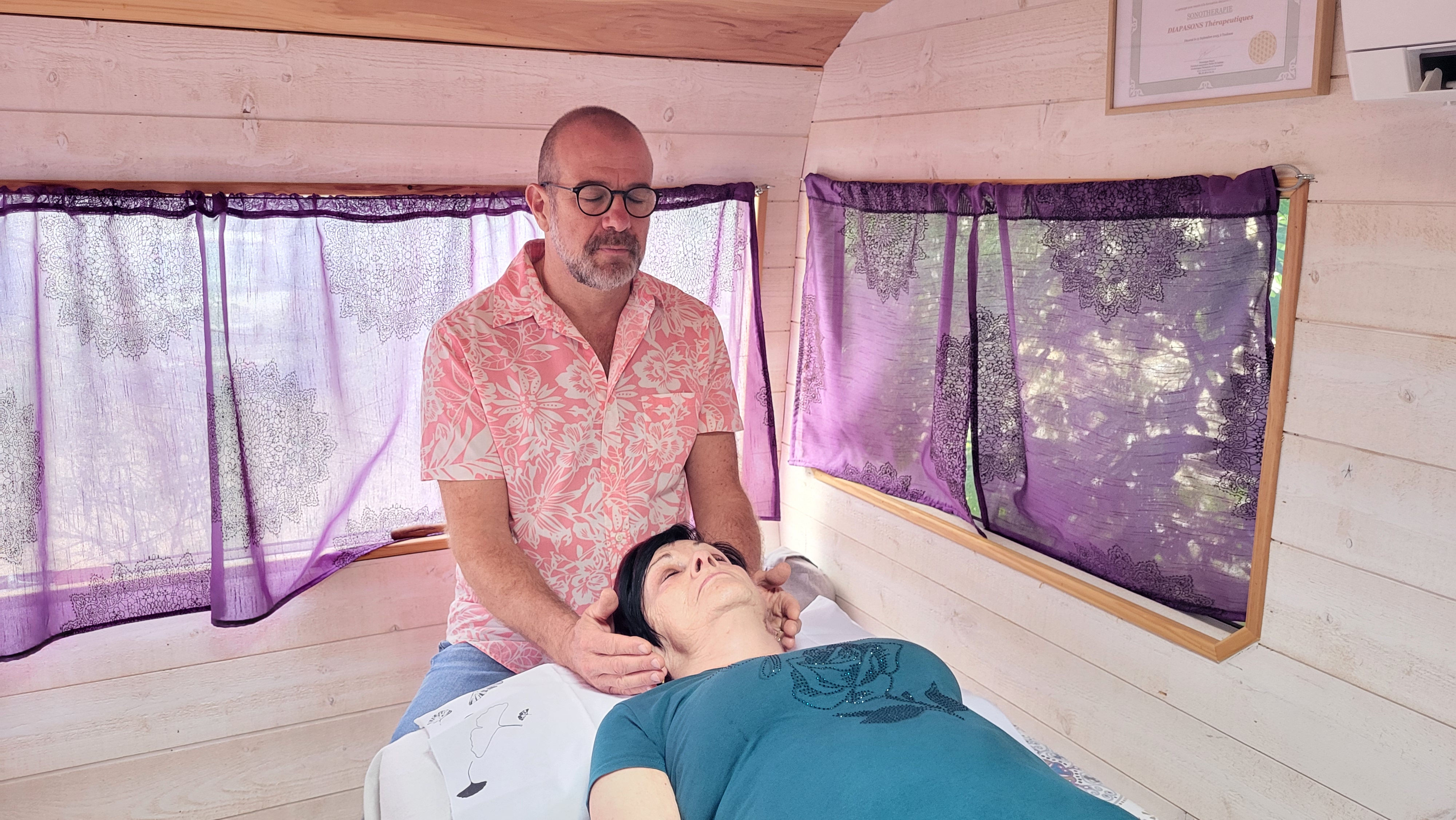 Recevoir du Reiki à Montech. Le Reiki est une pratique énergétique d’origine japonaise qui vise à harmoniser le corps et l’esprit. Une séance de Reiki se déroule généralement dans une atmosphère calme et relaxante. 