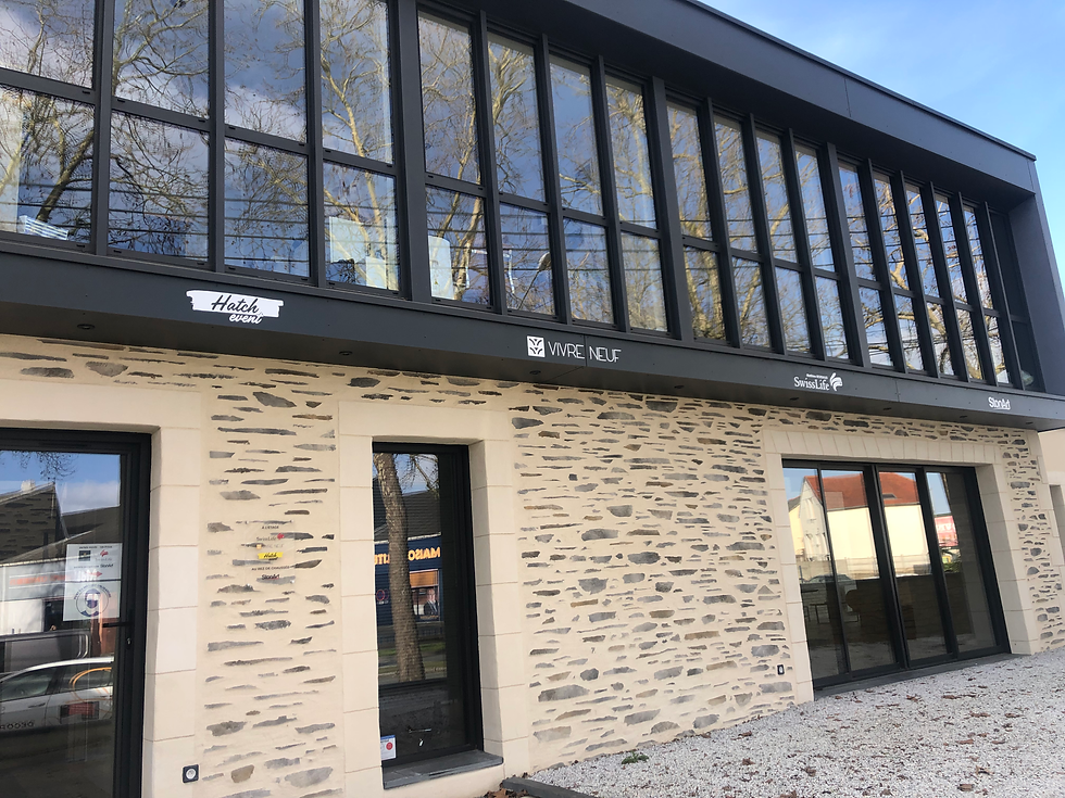 Showroom StonArt avec logo des entreprises