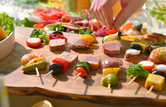 彩りピンチョスなどを並べたイメージ画像