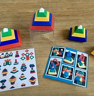 Jeu de construction à base de cadres de couleurs de différentes tailles