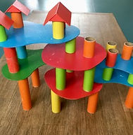 Jeu de construction à base de tubes et de plaques