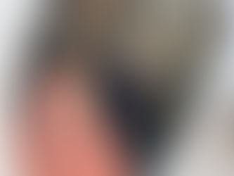 Eine Hand berührt einige Stücke Glimmerschiefer der Pernegg Gruppe