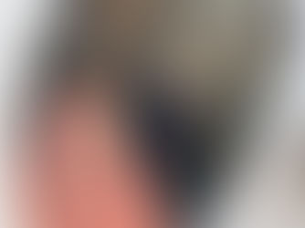 Eine Hand berührt einige Stücke Glimmerschiefer der Pernegg Gruppe