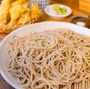 そば粉とダシに技あり 味と気配りで人気の手打ちそば店