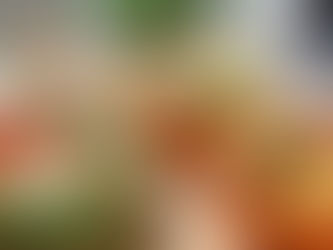 Tre bowl pranzo equilibrati su scrivania ufficio luminosa: quinoa ceci pomodorini feta, pollo avocado spinaci, frittata muffin verdure colorate. Forchetta, tazza tè, laptop semiaperto.