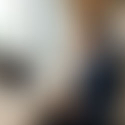 Manager professionale donna in ufficio moderno con vista città, seduta eretta alla scrivania con laptop aperto (timer 14:57 visibile), cuffie noise cancelling, occhi chiusi concentrata in respirazione 4-7-8 pre-call critica. Atmosfera calma focus, Lead Well Hub.