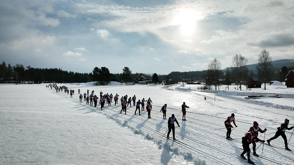 Människor åker längdskidor under Vasaloppet en solig dag