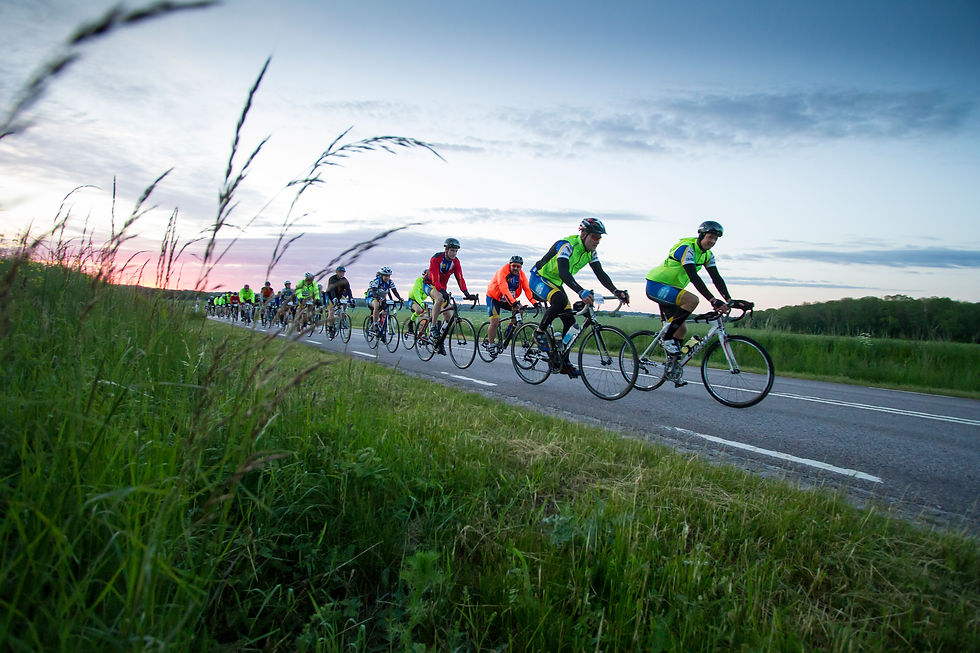 Cyklister på en landsväg under Vätternrundan