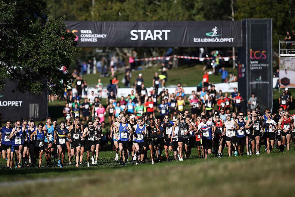 Människor som springer vid starten av Lidingöloppet