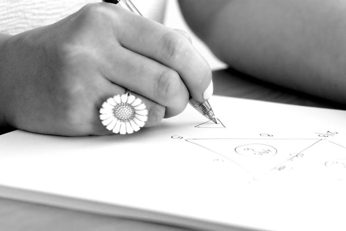 Isabella Peasll udfører en professionel numerologisk session.