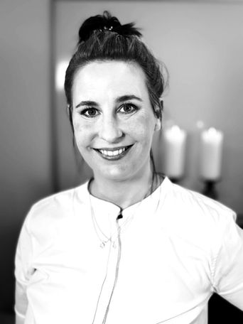 Isabella Peasll arbejder med numerologisk analyse og navnekode-design.