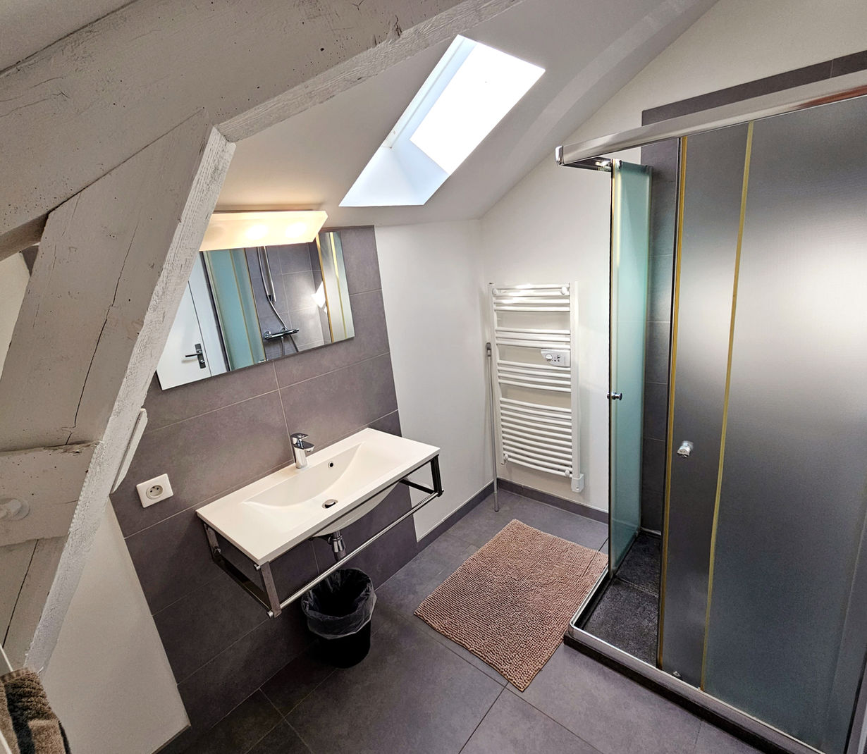 Salle d'eau Pavillon de la Calèche avec douche et lavabo