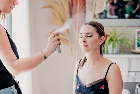 Reportage photo de mariage en Provence, préparatifs de la mariée à Ventabren, dans les Bouches-du-Rhône (PACA).

© Brin de Photographie