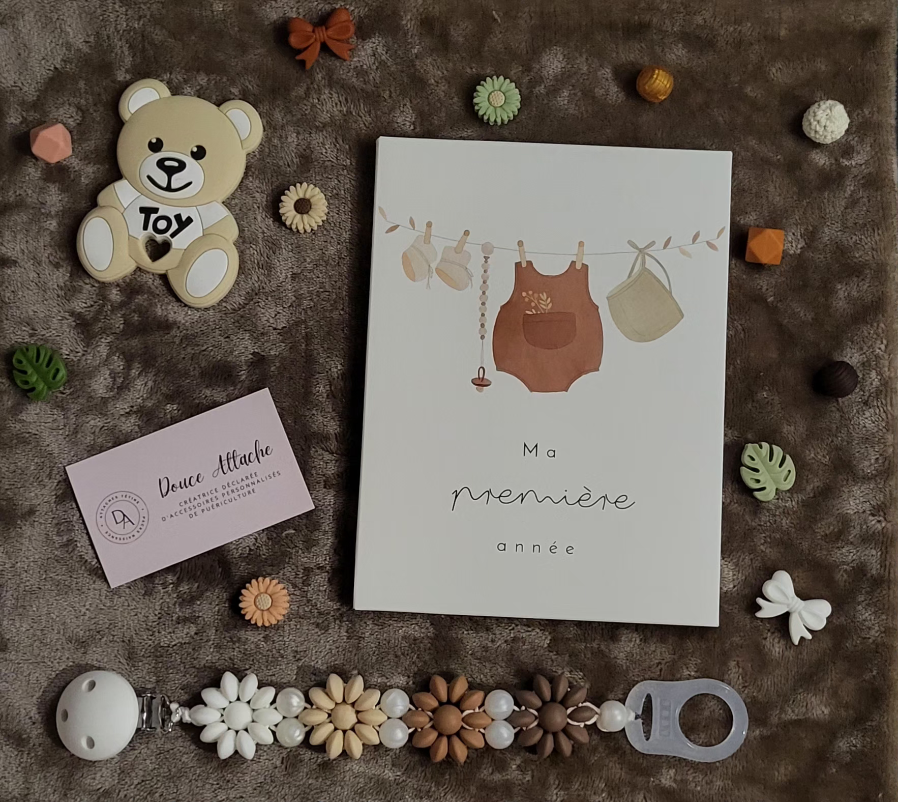 Pack naissance : attache tétine, anneau dentition et cartes 1ère année de bébé 