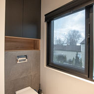 Salle de bain avec armoire encastrée