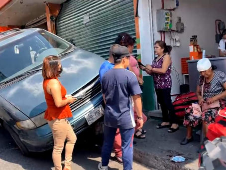 Camioneta desenfrenada embiste a 3 personas en calle Degollado, de Cuernavaca