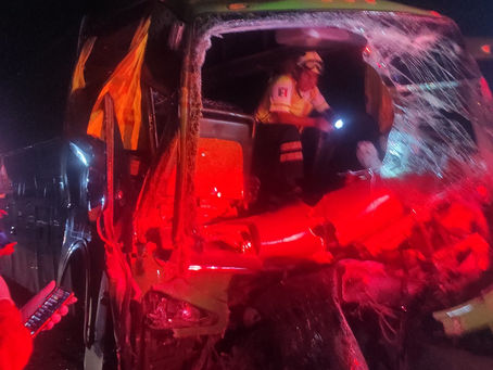 Se duerme chofer y provoca choque de un Estrella de Oro contra tráiler en la Cuernavaca-Acapulco