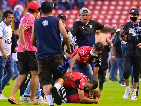 Pelea entre barras de Querétaro y Atlas propicia invasión de cancha; suspenden partido por violencia