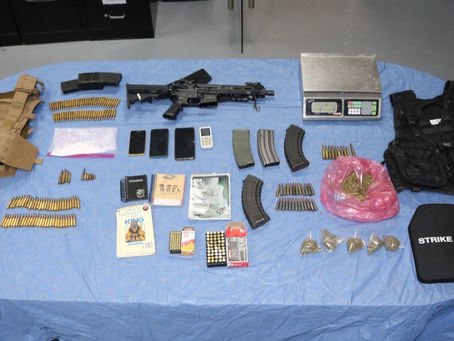 Militares detuvieron a 2 hombres en Temixco en poder de armamento, drogas, vehículos y celulares