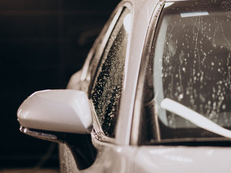 Voiture sale après la pluie : que faire pour la protéger ?