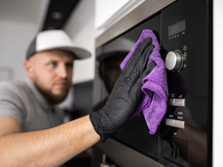 Comment nettoyer un micro-ondes de manière efficace et écologique