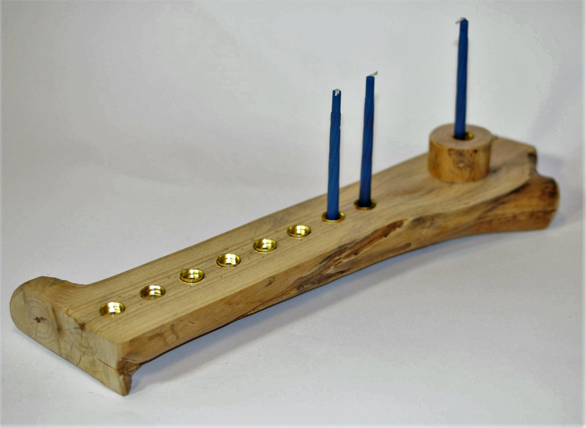 חנוכיה מעץ טבעי