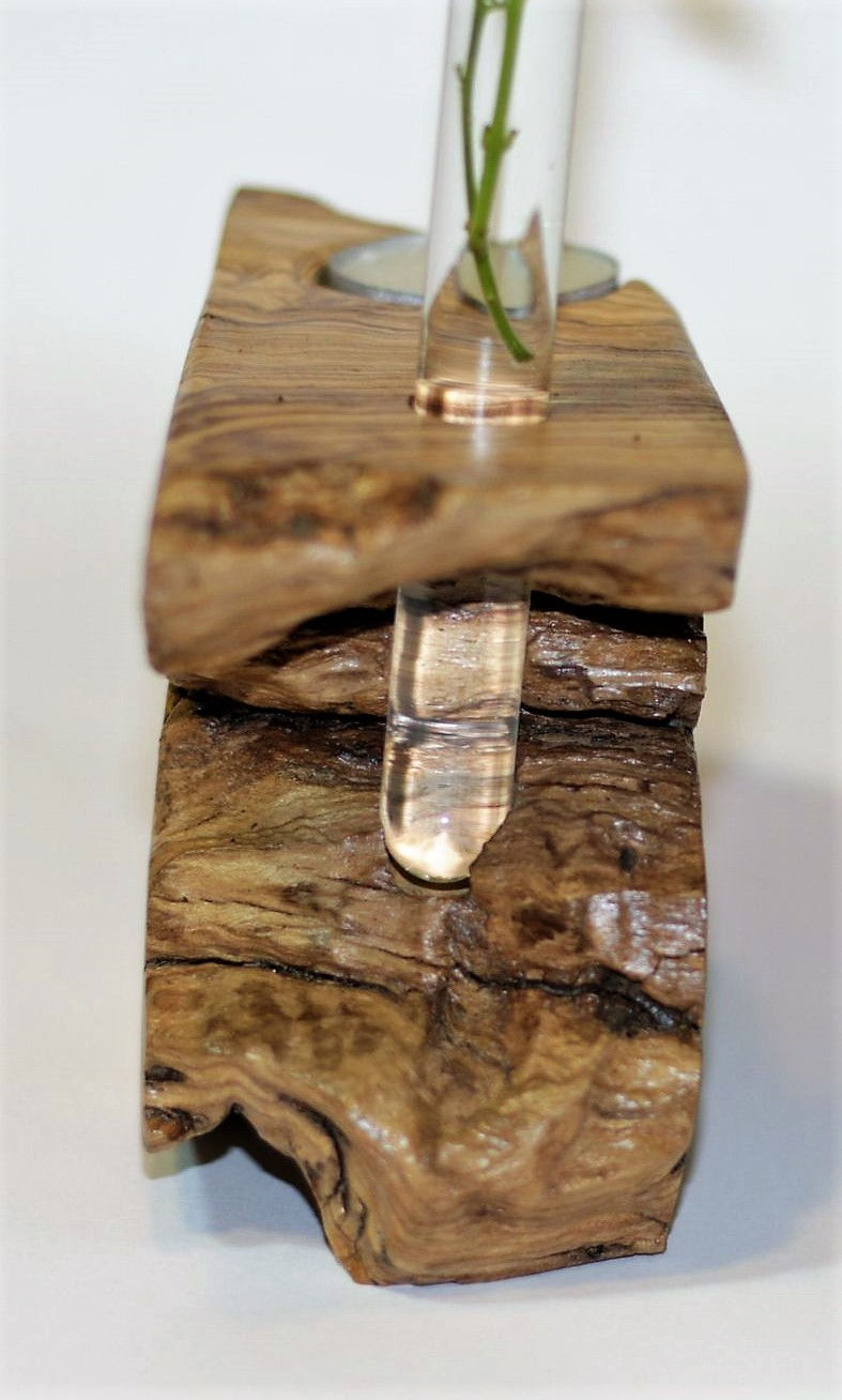 תמונה ממוזערת: מעמד מעץ זית לנר עם מבחנה לפרח