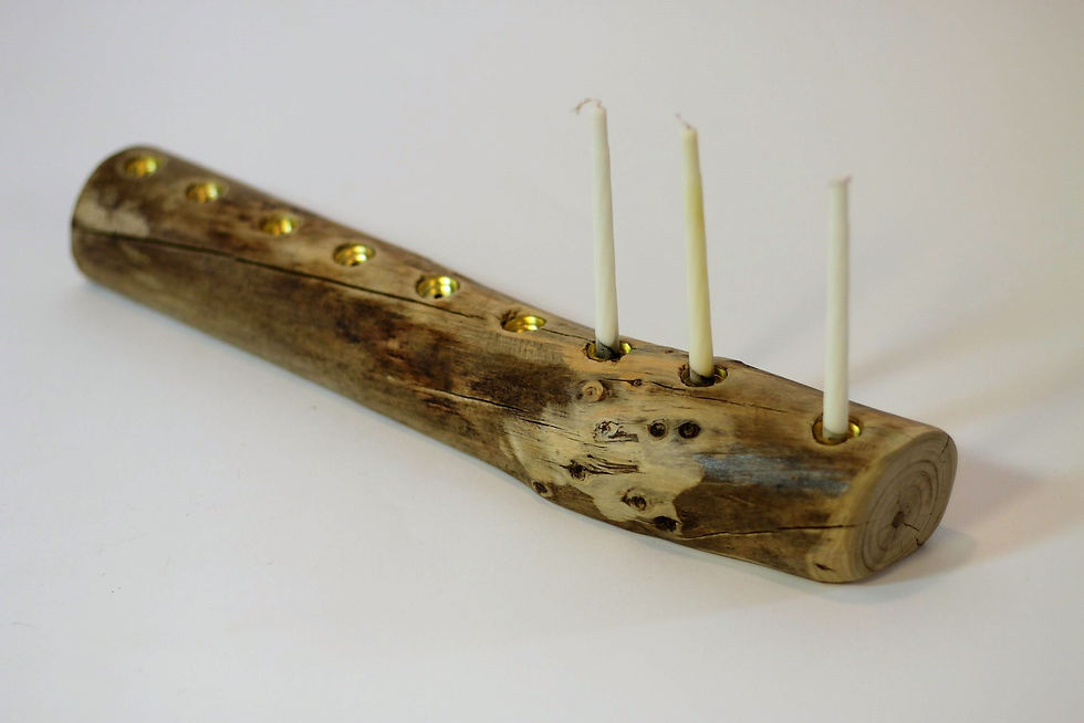 תמונה ממוזערת: חנוכיה מעץ טבעי