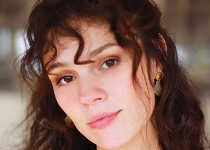Photo portrait, regard direct, éclairage naturel Sophie Perveaux comédienne.