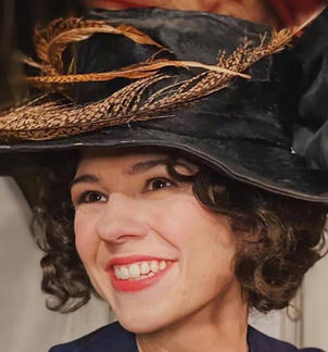 Portrait de l'actrice Sophie Perveaux interprétant Mata Hari pour Secrets d'Histoire, photo officielle de production France Télévisions.
