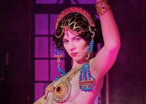 Portrait de l'actrice Sophie Perveaux interprétant Mata Hari pour Secrets d'Histoire, photo officielle de production France Télévisions.