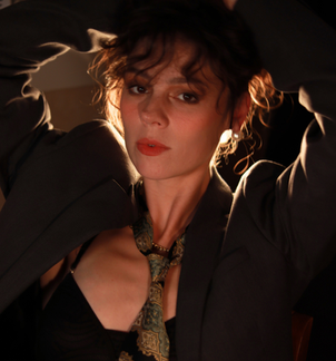 Portrait de Sophie Perveaux, comédienne et actrice avec éclairage professionnel.