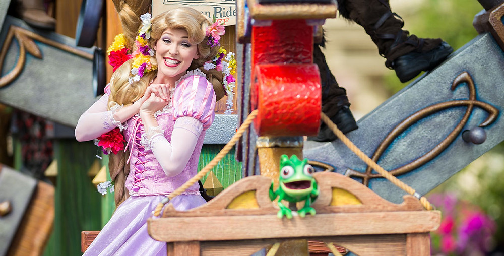 Rapunzel de Enrolados com toda a sua equipe na parada do Magic Kingdom.
