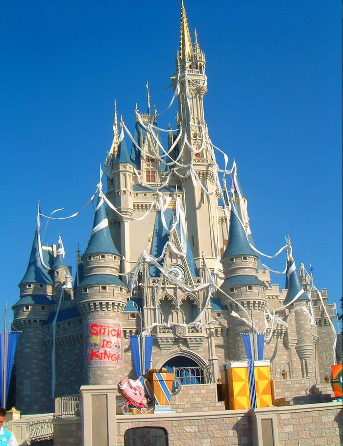 Papel higiênico e gigante Stitch no parque Magic Kingdom
