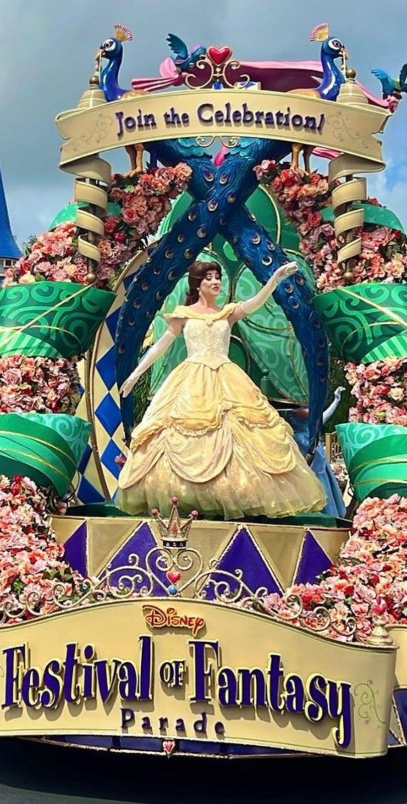 Carro alegórico da Bela no Disney Festival of Fantasy Parade.