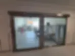 Αυτόματη ερμητική πόρτα εισόδου σε μονάδα εντατικής θεραπείας, σχεδιασμένη για υγειονομικούς χώρους με αυστηρές απαιτήσεις.