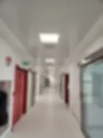 Εγκατάσταση πυράντοχων και χειρουργικών πορτών σε νοσοκομείο, με ερμητικό κλείσιμο και πιστοποίηση για υγειονομική χρήση.