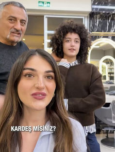 Sude Kızık Sabit Akkaya saç kesimi, boyama ve kahkül değişimi videosu.