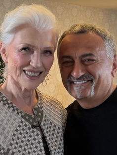 Sabit Akkaya dünyaca ünlü ikonik model Maye Musk'ın saç tasarımını yaparken.