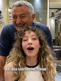 Sabit Akkaya kuaför salonunda Aydeed'in sarı saç bakımı, kesimi ve saç tasarımı.