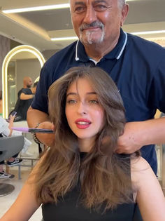 Ünlü oyuncu Cemre Baysel'in Sabit Akkaya salonundaki saç değişim ve bakım anları.